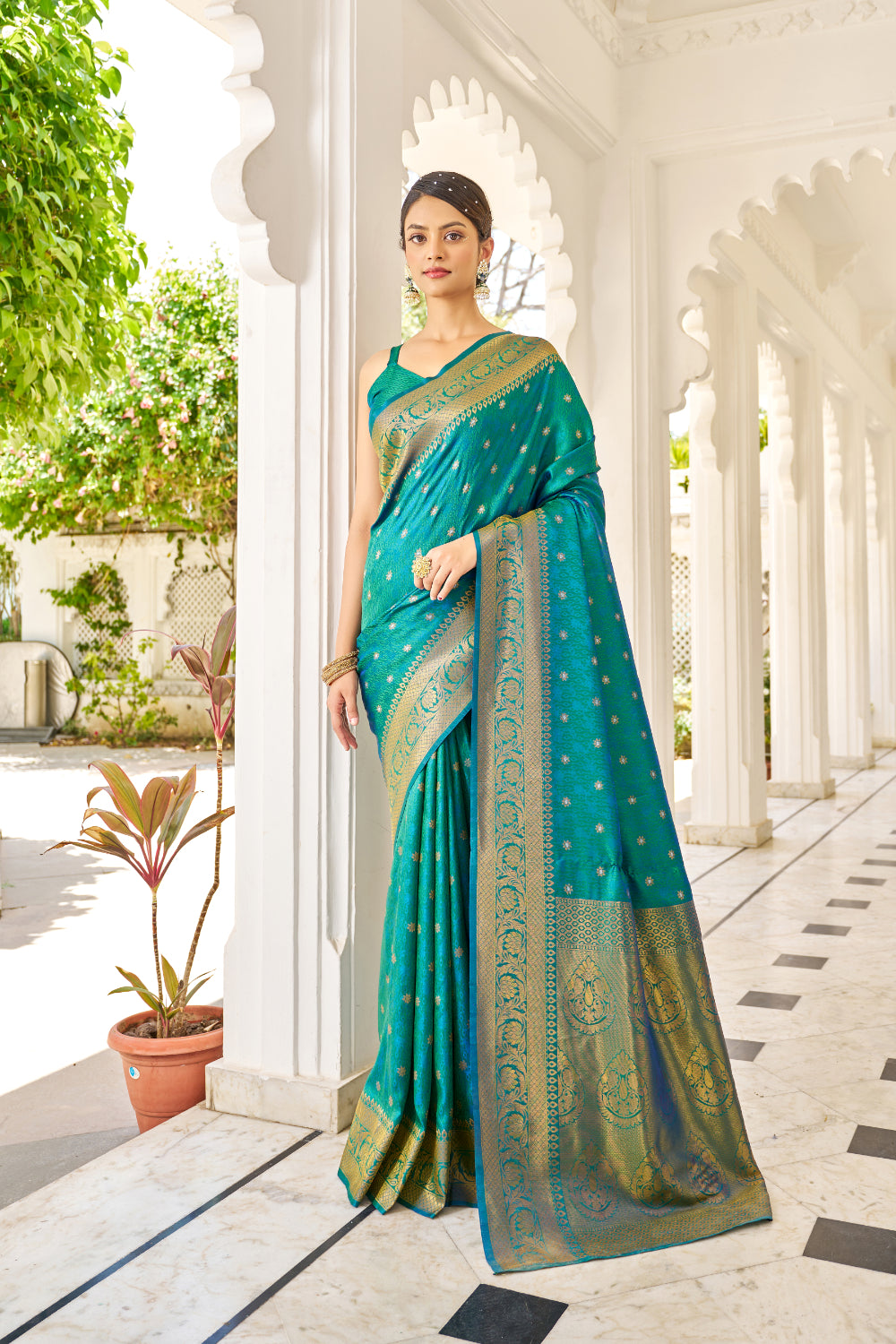 Beautiful Forest Green Kanjivaram Silk Saree With Zari Weaving