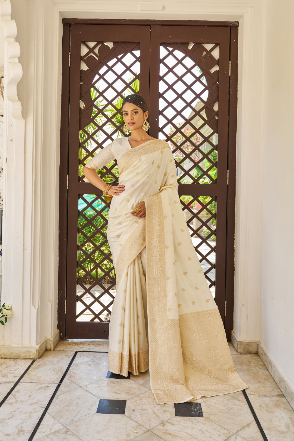 Beautiful Off White Kanjivaram Silk Saree With Zari Weaving