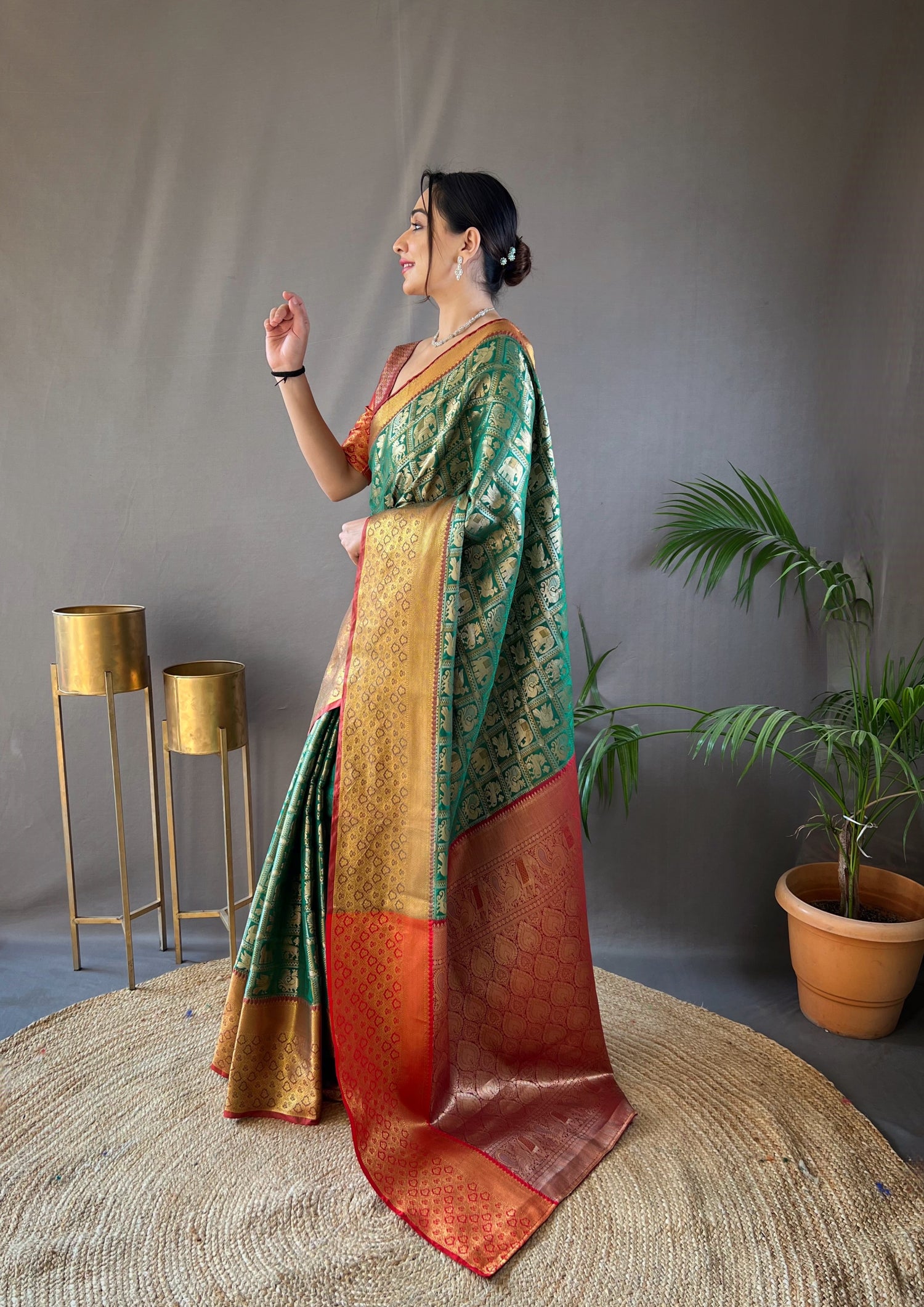 Green Colour Silk Saree With Rich Contrast Weaving Pallu