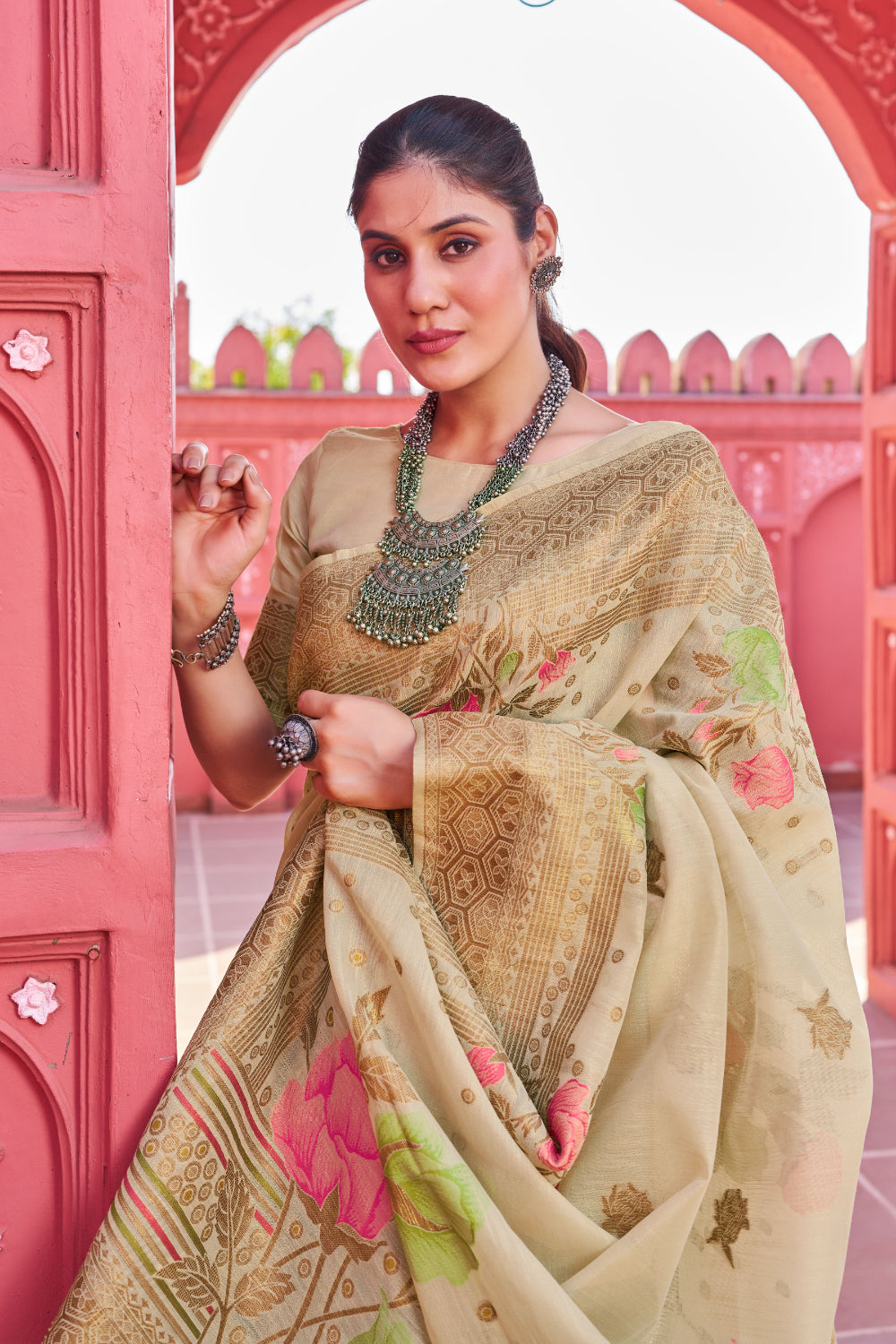 Cream Zari Woven Linen Silk Saree With Matching Blouse
