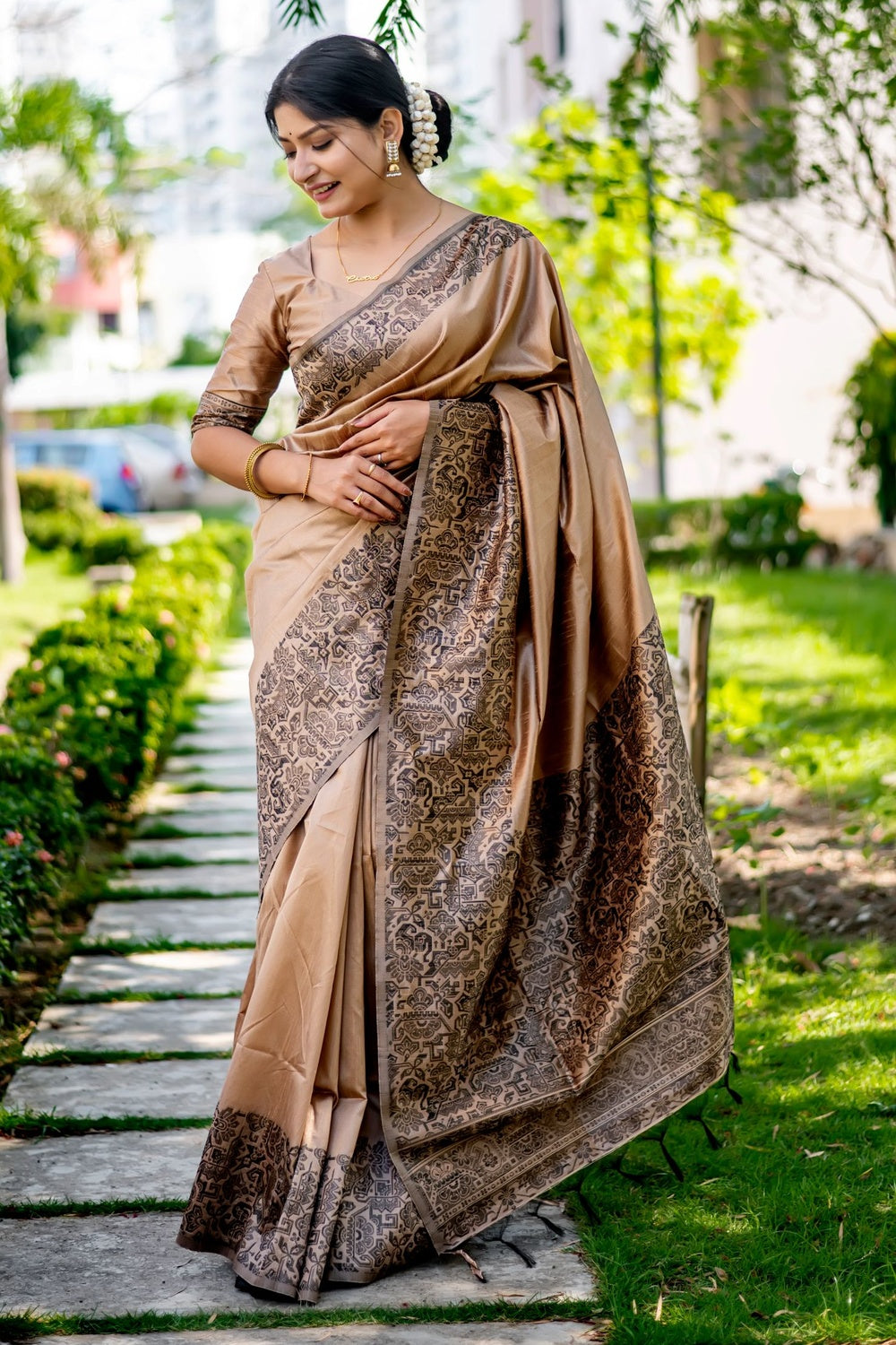 Cream Handloom Silk Saree With Weaving Work