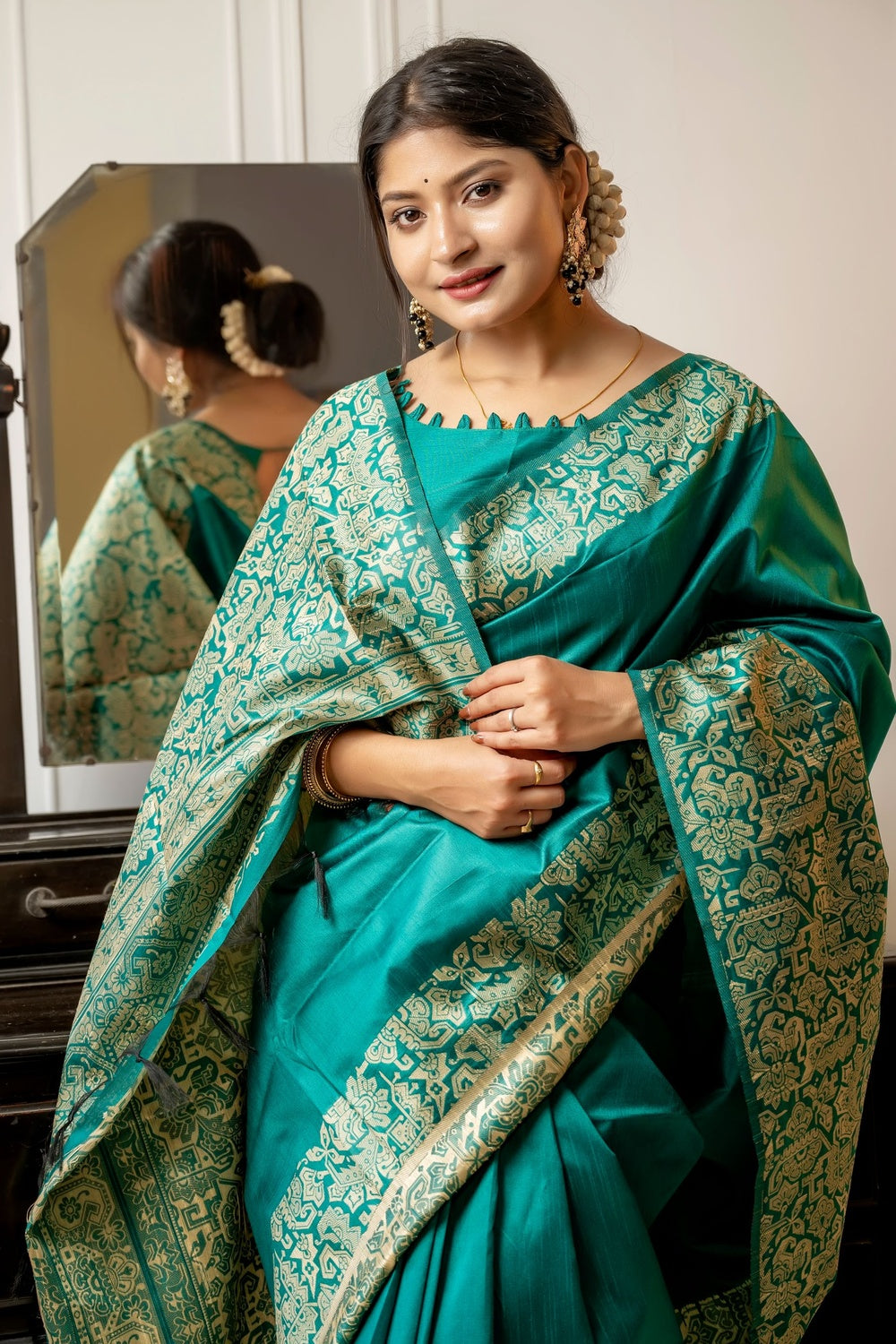 Rama Green Handloom Silk Saree With Weaving Work